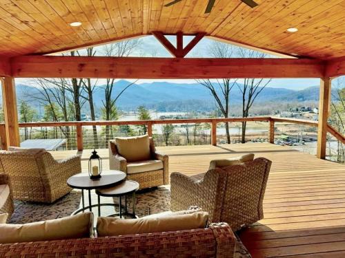 Hiawassee Casa | Glamp House Lake and Mountain Views Hot Tub