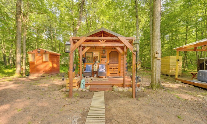 Webster Apartamento | Glamping Getaway w/ Porch in Wisconsin Northwoods