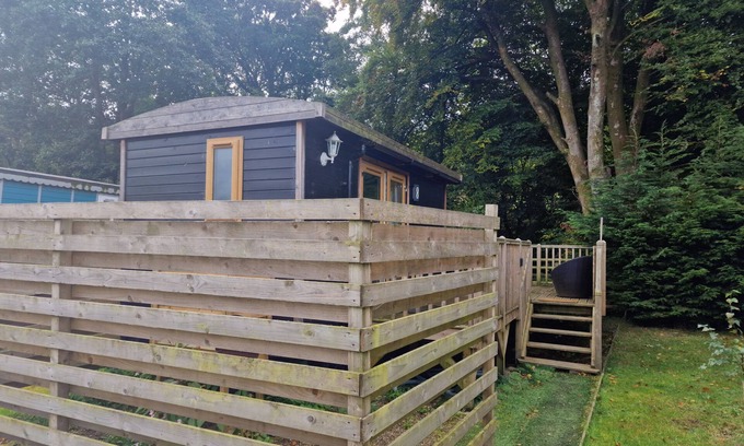 Llanfair Caereinion Cabina | Glamping Hut - Riverside 1