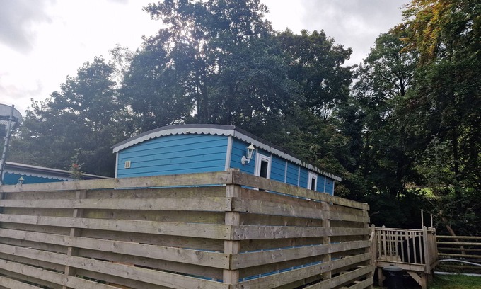 Llanfair Caereinion Cabina | Glamping Hut - Riverside 2