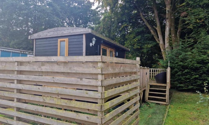 Llanfair Caereinion Casa | Glamping Hut - Riverside 1