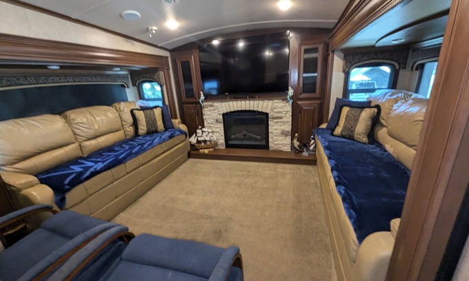 Homosassa Casa | Glamping in the heart of the Nature Coast! RV sleeps 6, many amenities onsite!