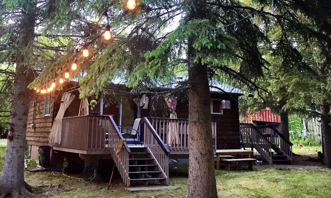 Central Alberta Cabina | GLAMPING! SummerFell Cabin - 2 Bedrooms, 6 Guests!