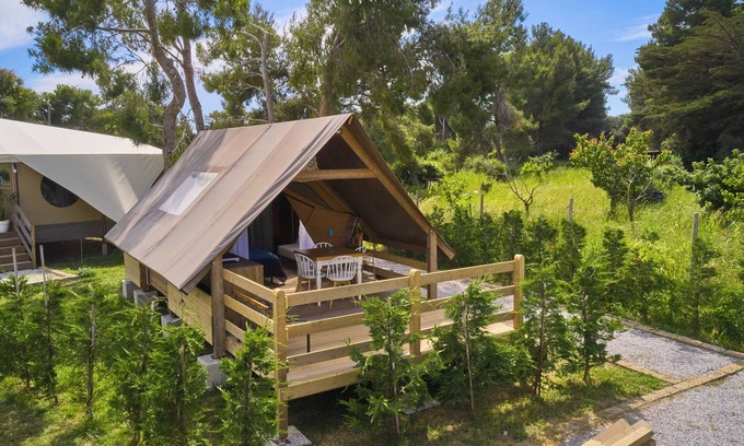 Piombino Alquiler De RV | Glamping 'Tenda Safari Vicino Al Mare' con jardín compartido, Wi-Fi y aire acondicionado