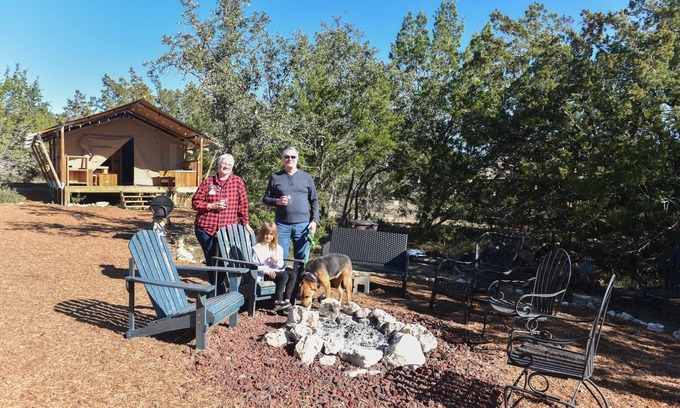Johnson City Alquiler De RV | Glamping with AC: Free Wine Tasting at 12 Fires