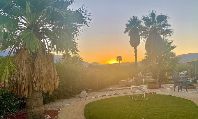 Desert Hot Springs Complejo | Glampsite Resort Near Joshua Tree with 4 Canvas Yurt Tents and Pool!