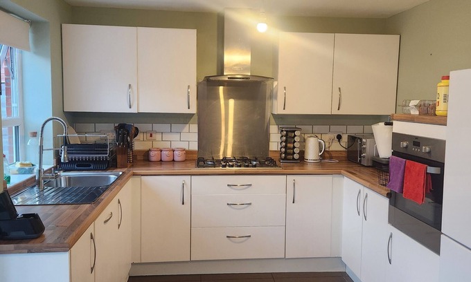 Wolverhampton Casa | Glamshouse is a beautiful, peaceful & warm,cozy and also family friendly.