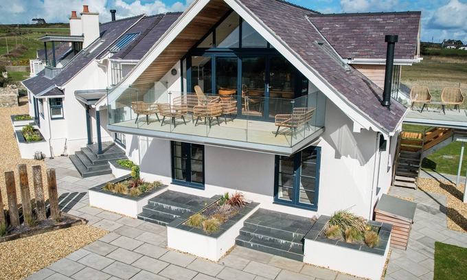 Rhoscolyn Cabaña | GLAN TOWYN, pet friendly, luxury holiday cottage in Rhoscolyn