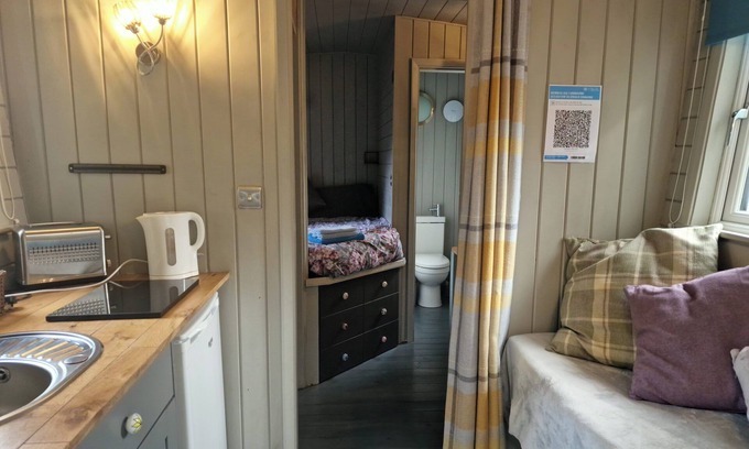 Llanfair Caereinion Cabina | Glan yr Afon Dau - Relax, Recuperate, Enjoy