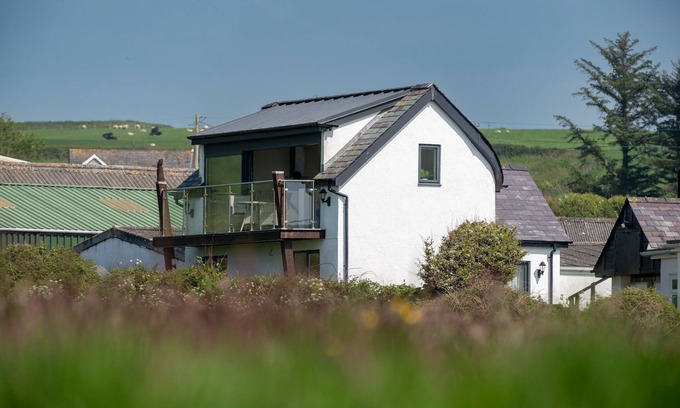Cylch-Y-Garn Cabaña | Glan Yr Afon - sleeps 5 guests in 3 bedrooms