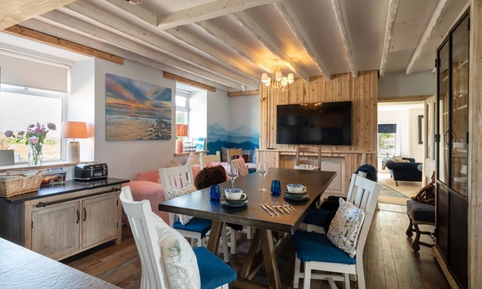 Llanfaelog Casa | Glanllyn Bach: Superb Anglesey holiday let, Snowdonia views