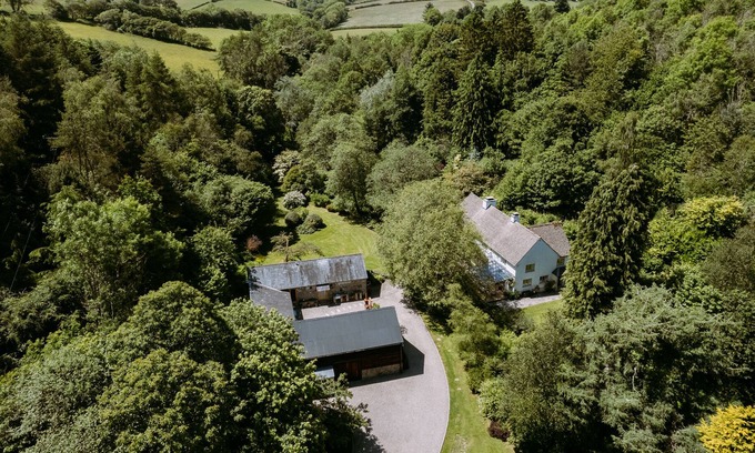 Kington Casa | Glasnant - Luxury House in the woods with Hot Tub