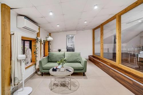 Pali Hill Apartamento | Glass House 1BHK Khar W by The Bombay Home Company