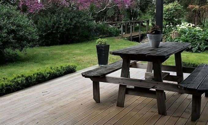 Featherston Casa | Copa de rojo la casa