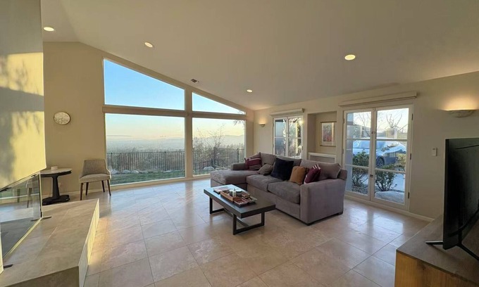 Altadena Casa | Glass Retreat Gateway House with View