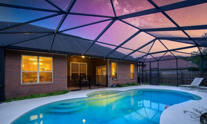 Mandarin Casa | ~Glass Splash Pad Sleeps 12 Heated Pool & Spa~