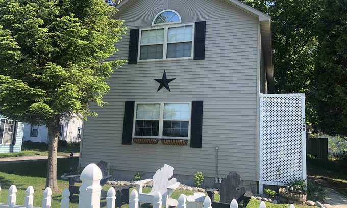 Empire Casa | Glen Arbor Area Cottage - Lago Little Glen w / muelle privado