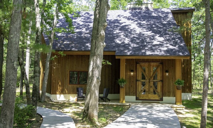 Glen Arbor Casa | Frente al río Crystal, a pocos pasos de la ciudad y el lago Michigan. ¡Nuevo en el mercado!