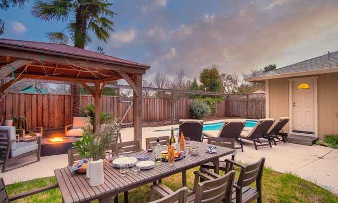 North Junior College Neighborhood Association Casa | Glen by AvantStay Sleek Charming Home in Wine Country w Pool Hot Tub