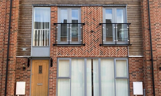 Leicester Casa | GLEN VIEW- 5 bed house up to 12 people - Large rooms with walk in wardrobes