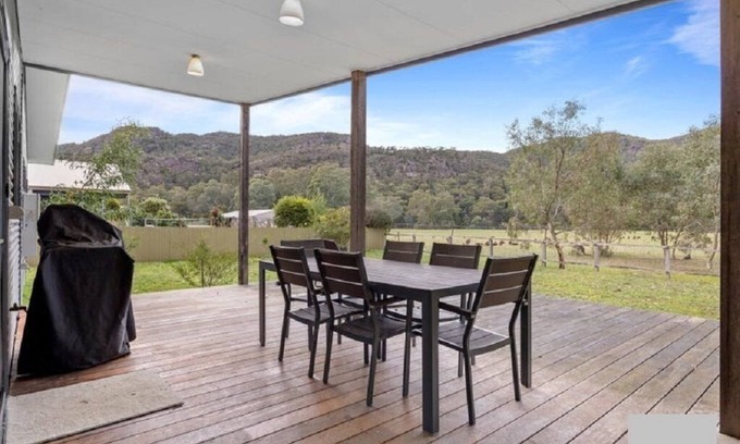 Halls Gap Casa | Glendene Halls Gap. Beautiful Mountain views. Directly behind shopping strip.