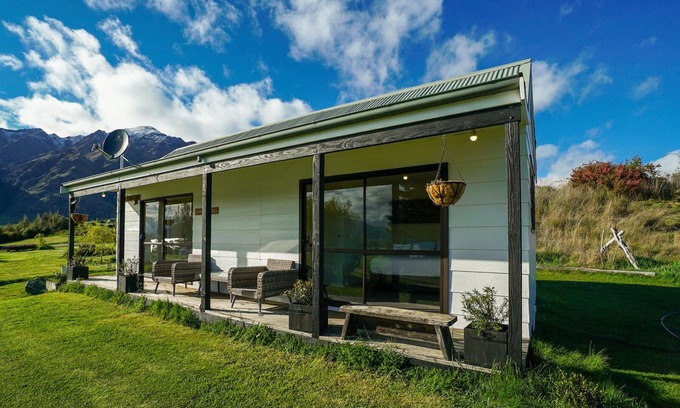 Wanaka Casa | Glendhu Station Cottage - Glendhu Bay Holiday Home