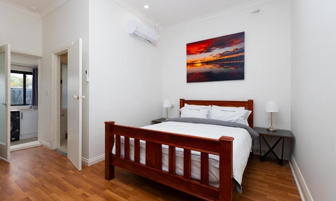 Glenelg North Casa | Glenelg North Modern Studio, QBed,Wifi, Pet