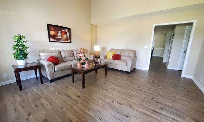 La Vergne Casa | Glenmore-Quiet, home near EVERYTHING!