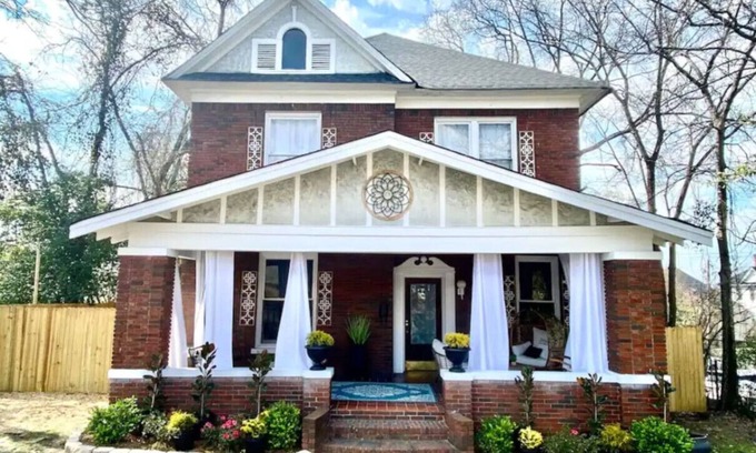 Five Points South Casa | Glenrose: Karaoke Bar ~ Bridal Salon ~ Courtyard