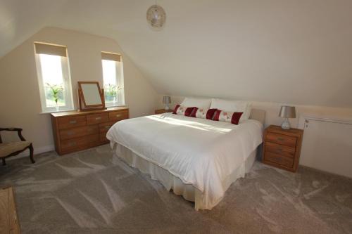 St Brides Casa | Glenside Cottage with Hot Tub