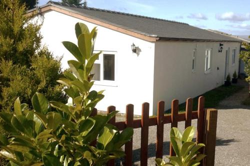 Usk Casa | Glenview Lodge accommodation, Monmouthshire
