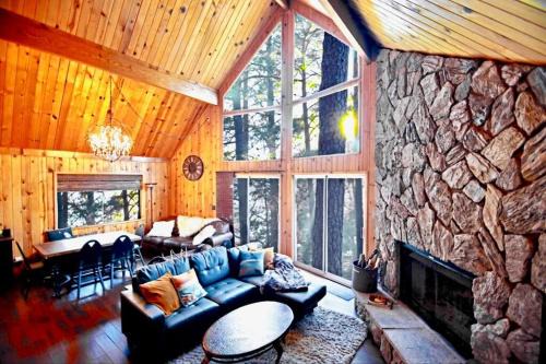 Blue Jay Chalet De Esquí | Glimmer Chalet Treetop A-frame cabin lake view