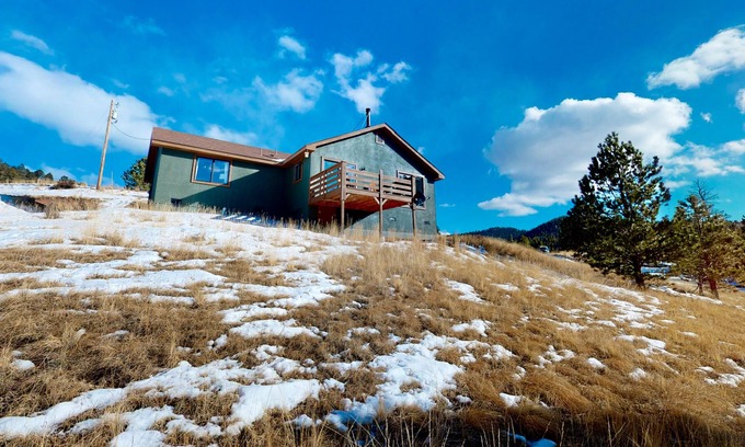 Cripple Creek Casa | Glistening dog-friendly mountain view home with balcony, fireplace, & kitchen