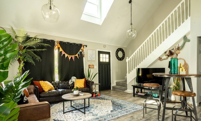 Howard Casa | Glorious but Comfy Modern Apple Valley Lakehouse with Hot Tub & Firepit