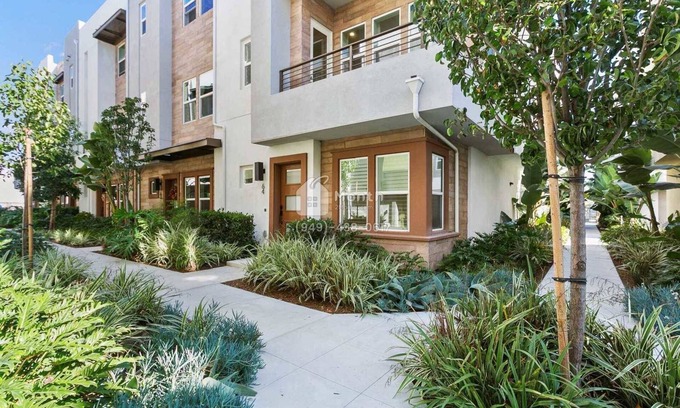 Platinum Triangle Casa | Glorious Garden on E Mason Ln