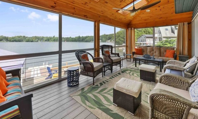 Hinsdale Casa | Glorious Lakefront Retreat by Evergreen Home