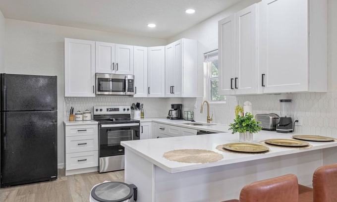 Near East Side Apartamento | Glorius Amazing 2br/1ba Stay Near Lively Downtown!