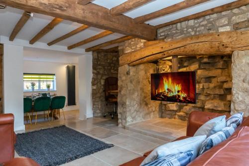 Brockworth Casa | Gloucester-Modernised 4 Bedroom Cottage-Sleeps 8-Free Parking-Fast Wi-Fi