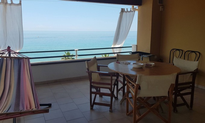 Parelia Apartamento | Glyfada Corfu 91 se encuentra en una de las playas de arena más hermosas de Corfú.