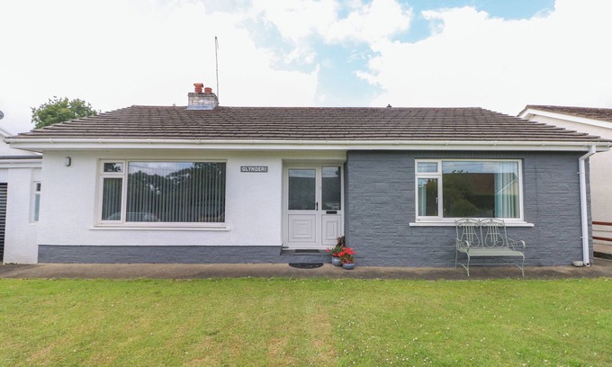 Cilgerran Cabaña | GLYNDERI, pet friendly, character holiday cottage in Cilgerran