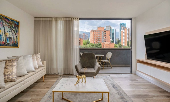 La Aguacatala Apartamento | Go Living 506 · Cozy apt with AC-private balcony city view &Cowork