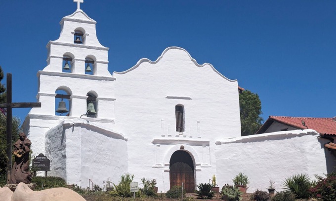Grantville Condominio | Go Now! Mission Bells + Pools & Pickleball! Wow!