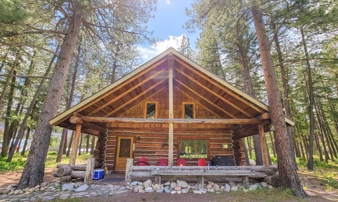 Mazama Cabina | Goat Wall Cabin: log cabin retreat on the meadow