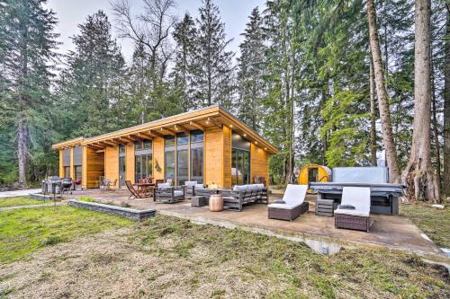 Gold Bar Casa | Gold Bar Cabin on Skykomish River Heated Swim Spa