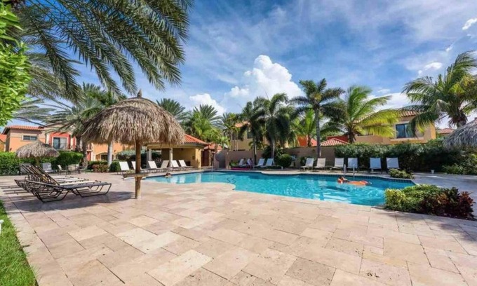 Gold Coast Casa | Gold Coast - 2br3ba Gated Community w Pools Gym