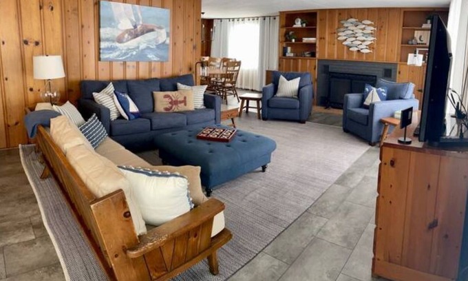 Edwardsburg Cabaña | Gold Coast Cottage: Cute Lake Home, INCLUDED Pontoon, near Notre Dame