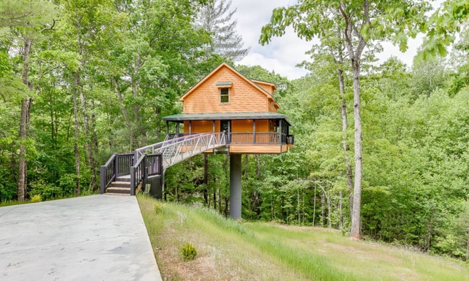 Cleveland Cabina | Gold Peak Treehouse Near Helen, Georgia - Cedar Creek Rentals LLC