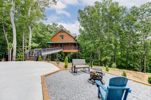 Cleveland Casa | Gold Peak Treehouse Near Helen, Georgia