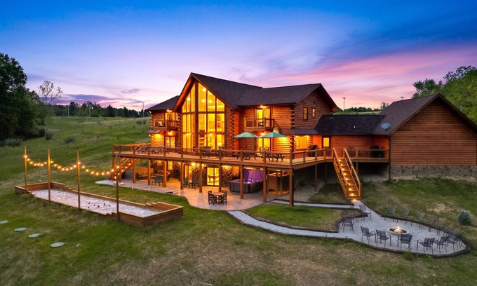Logan Cabina | Golden Acres Lodge - 40 acres, trails, theater, pond, bocce, hot tub, starlink