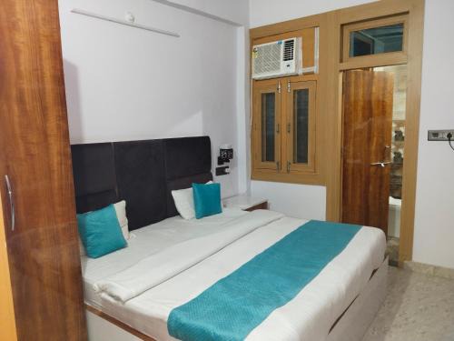 Sandila Hotel | Golden Bar And Hotel